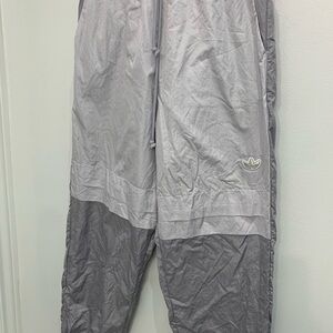 𝅺ADIDAS track pant size small silver vintage vibe